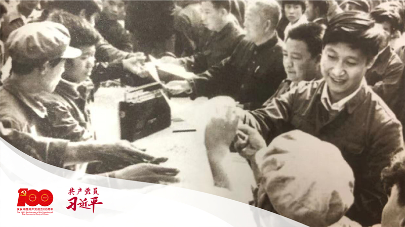 习近平带领县委工作人员在正定接头发放《民意调查表》。 (图片来源于《习近平在正定》)