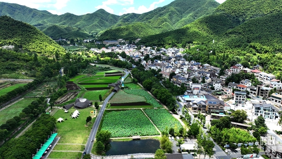 △浙江余村夏日风光。浙江被赋予高质量发展建设共同富裕示范区的任务。（图/视觉中国）