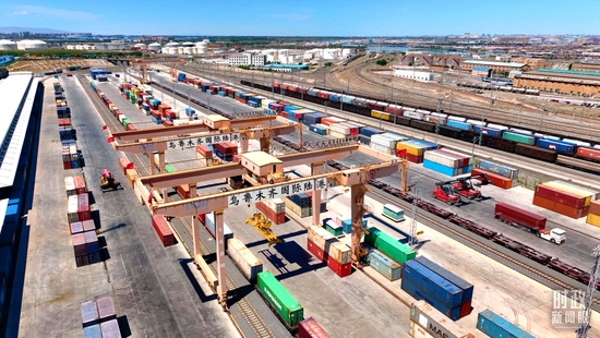 △截至2022年6月，乌鲁木齐国际陆港区累计开行中欧班列5900余列。（总台记者冯超拍摄）
